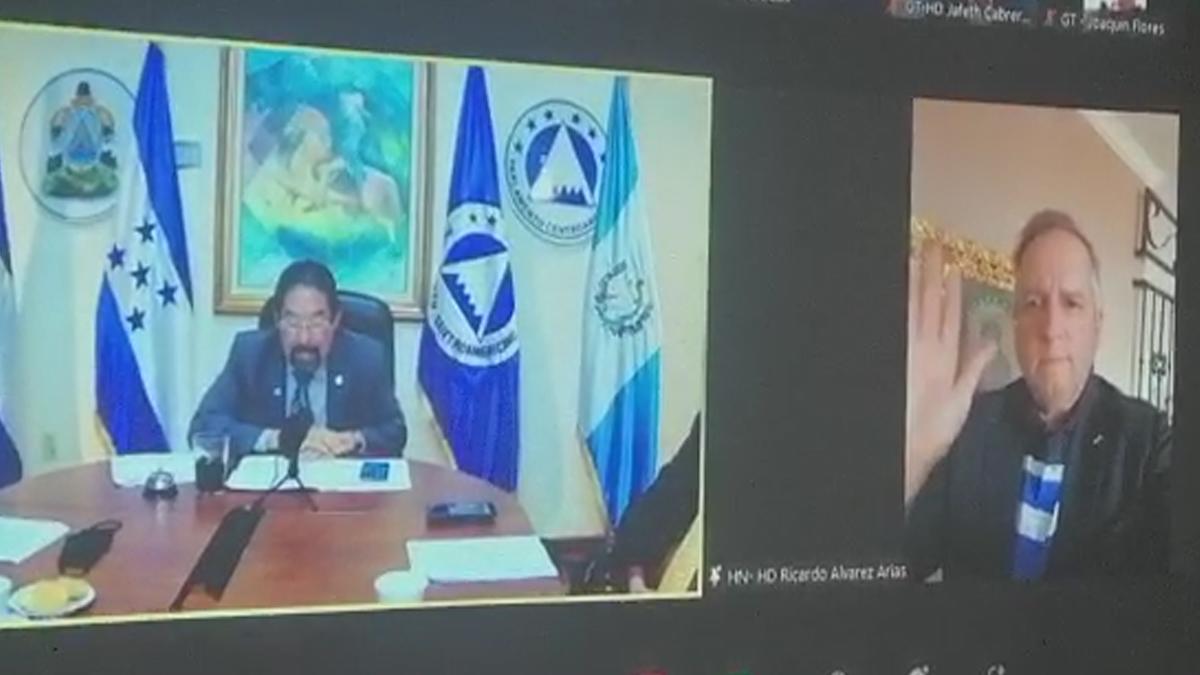 Momento en el que juramentan a Ricardo Álvarez.