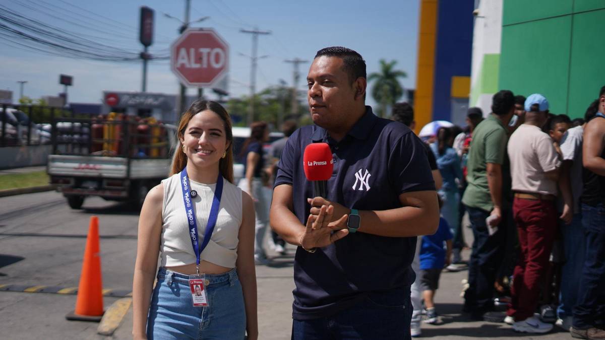 Sampedranos hacen largas filas para boletos del juego de tiktokers Honduras vs El Salvador