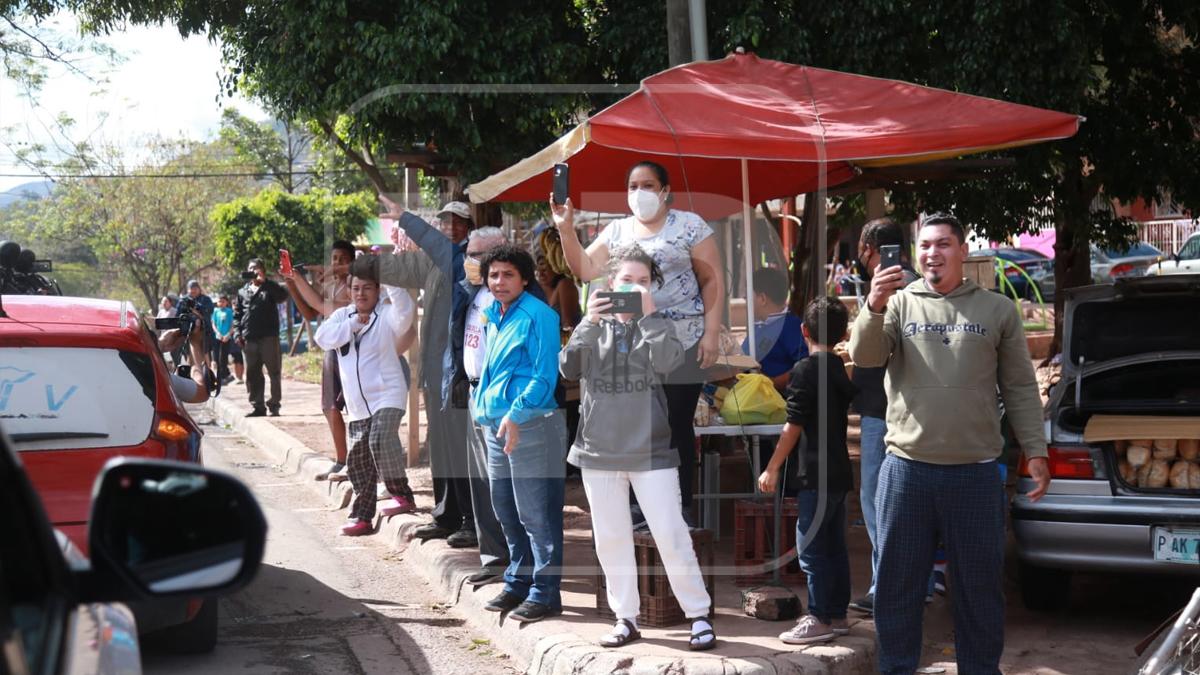 De su casa, Hernández fue llevado en un vehículo hasta una estación especial de la Policía Nacional, donde permanecerá recluido mientras se define su situación.