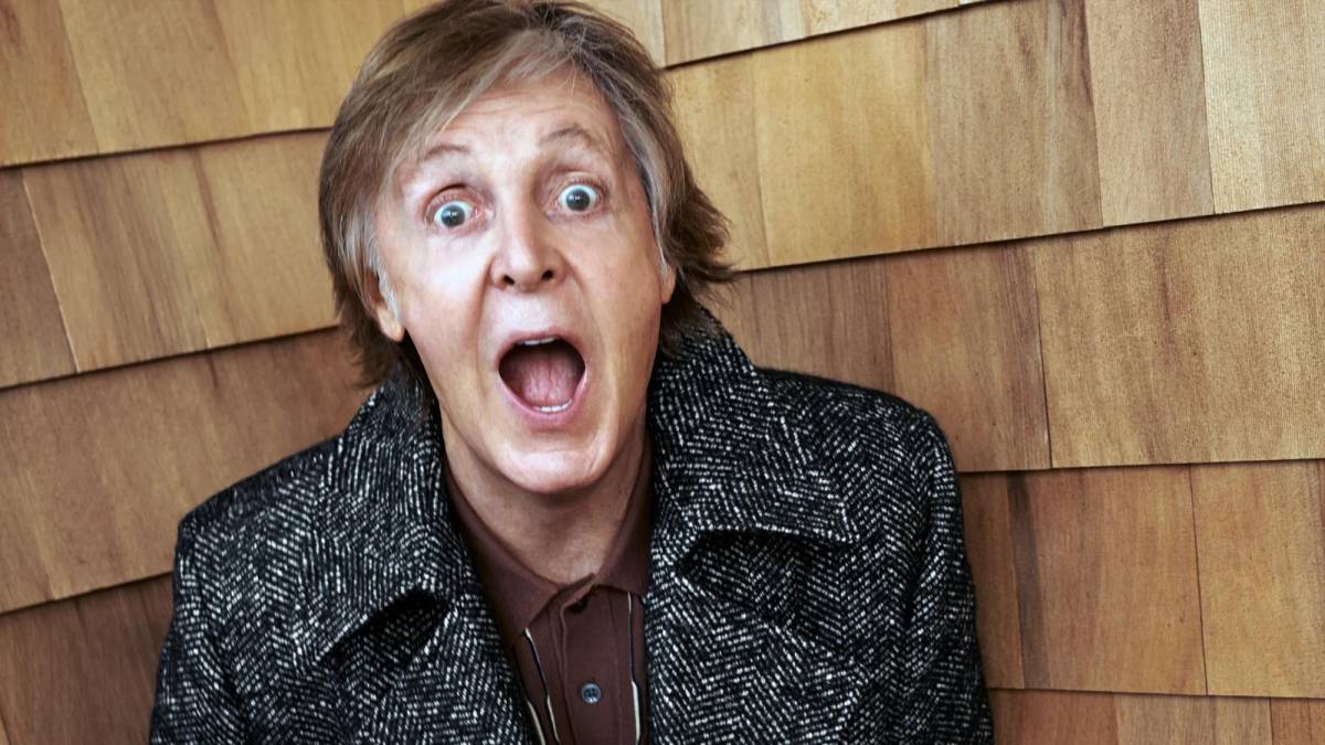 El líder del grupo que rivalizó durante décadas con los Rolling Stones por el trono del rock y el corazón del público, Paul McCartney (Beatles), evidencia su buena relación con sus Satánicas Majestades tocando el bajo en “Bite My Head Off”