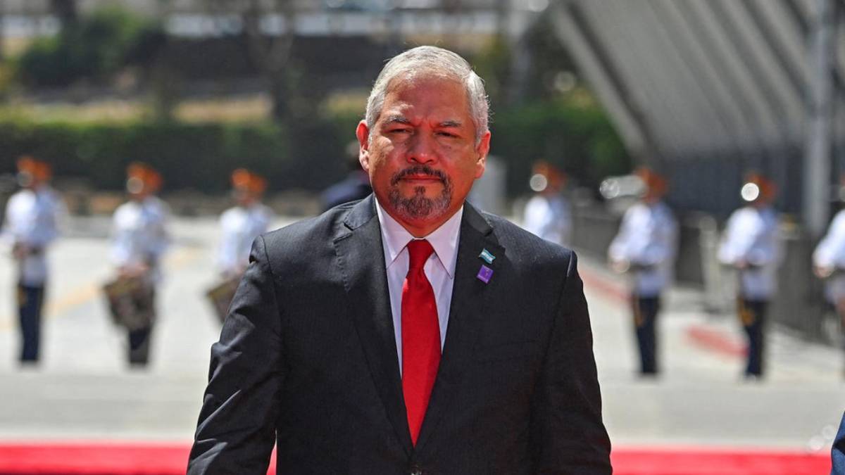 Canciller denuncia abusos en consulados hondureños en EEUU