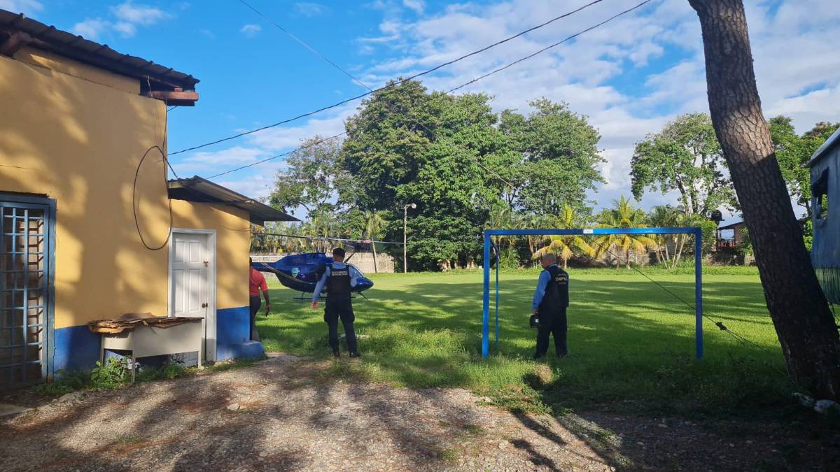 Momento del traslado de Harlin Clariza Spicer Clark desde La Ceiba a Tegucigalpa.