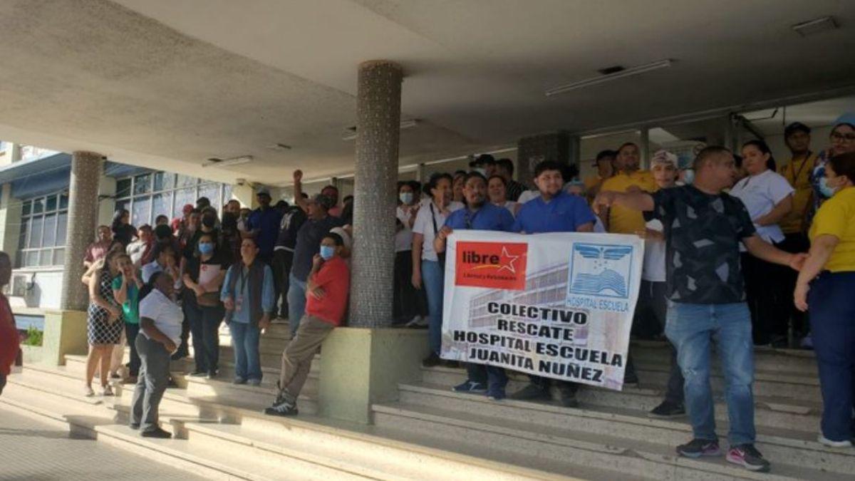 Colectivos de Libre protestan en el HE exigiendo pagos y plazas