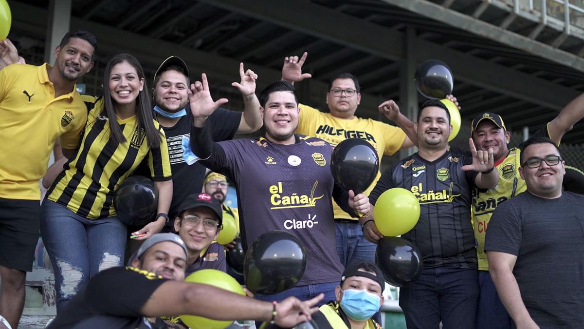 Los hinchas asistieron bien identificados con sus camisetas del Real España.