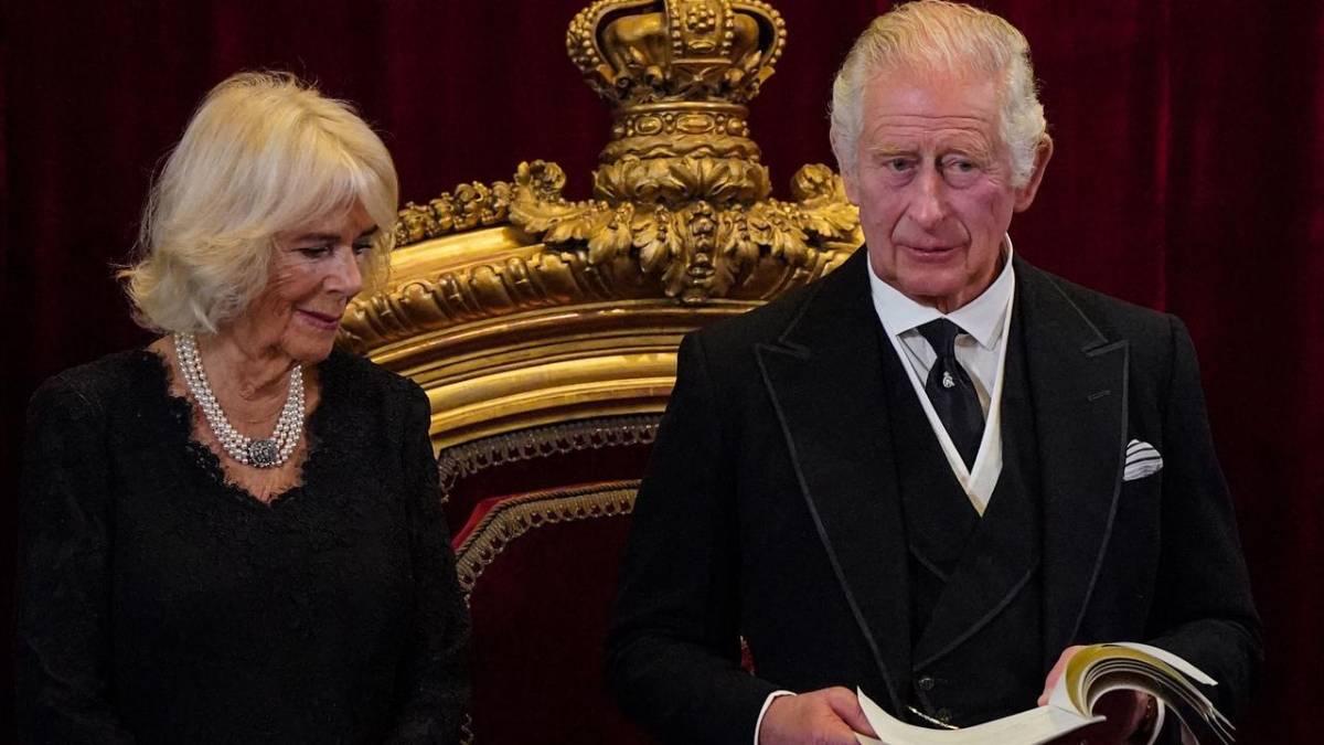 Una asistente de Carlos III dimite tras ser acusada de comentarios racistas