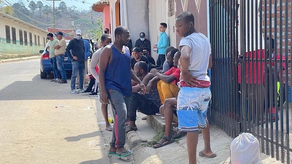 Cubanos permanecen varados en El Paraíso, zona oriental de Honduras.