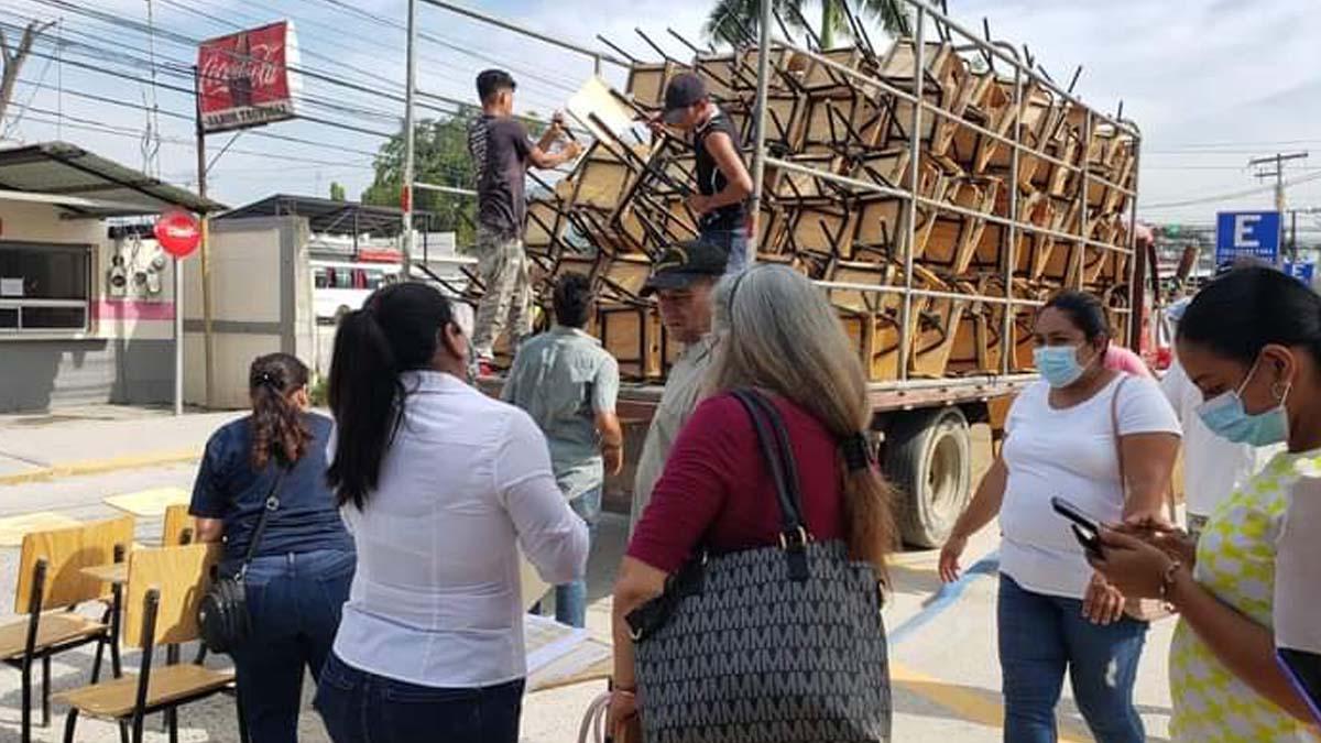 Entregan más de mil pupitres a escuelas de Choloma, Cortés