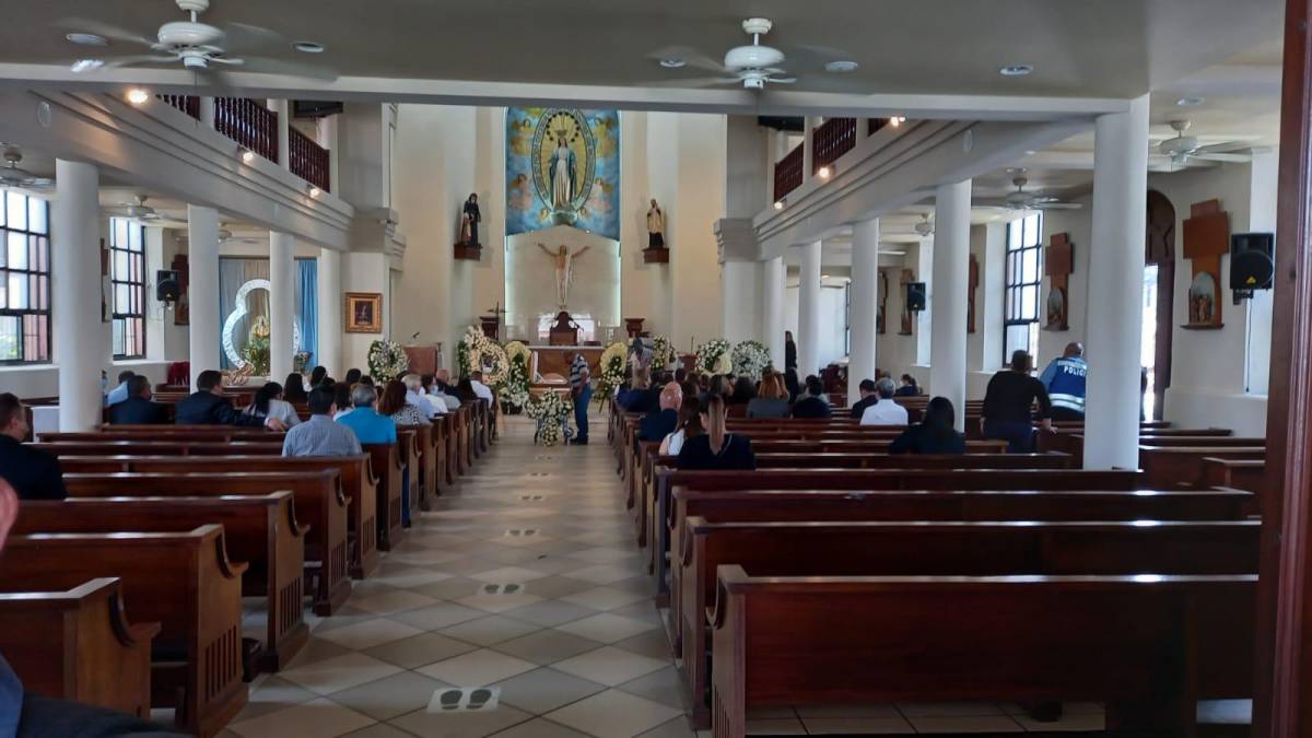 A la iglesia ha llegado a solidarizarse con el expresidente Lobo Sosa y la exprimera dama Rosa Elena Bonilla de Lobo amigos como Miguel Rodrigo Pastor, el excandidato a alcalde David Chávez, el periodista Nahún Valladares, Rogoberto Chang Castillo, Jorge Zelaya y Mauricio Mora, entre otros.