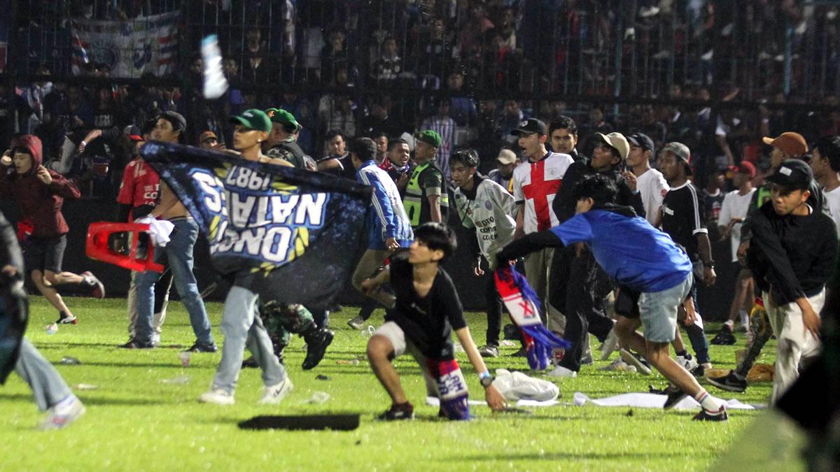 Las dantescas imágenes de la batalla campal que dejó más de un centenar de muertos en partido de fútbol en Indonesia