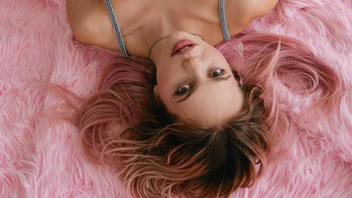 De ser rechazada por Katseye a convertirse en la sensación pop de EUA: Ella es Adéla Jergová