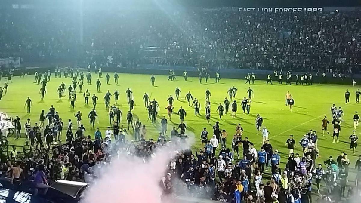 En las imágenes que circulan en redes sociales se muestra que el nivel de violencia llegó a todos los rincones del estadio y sus inmediaciones.