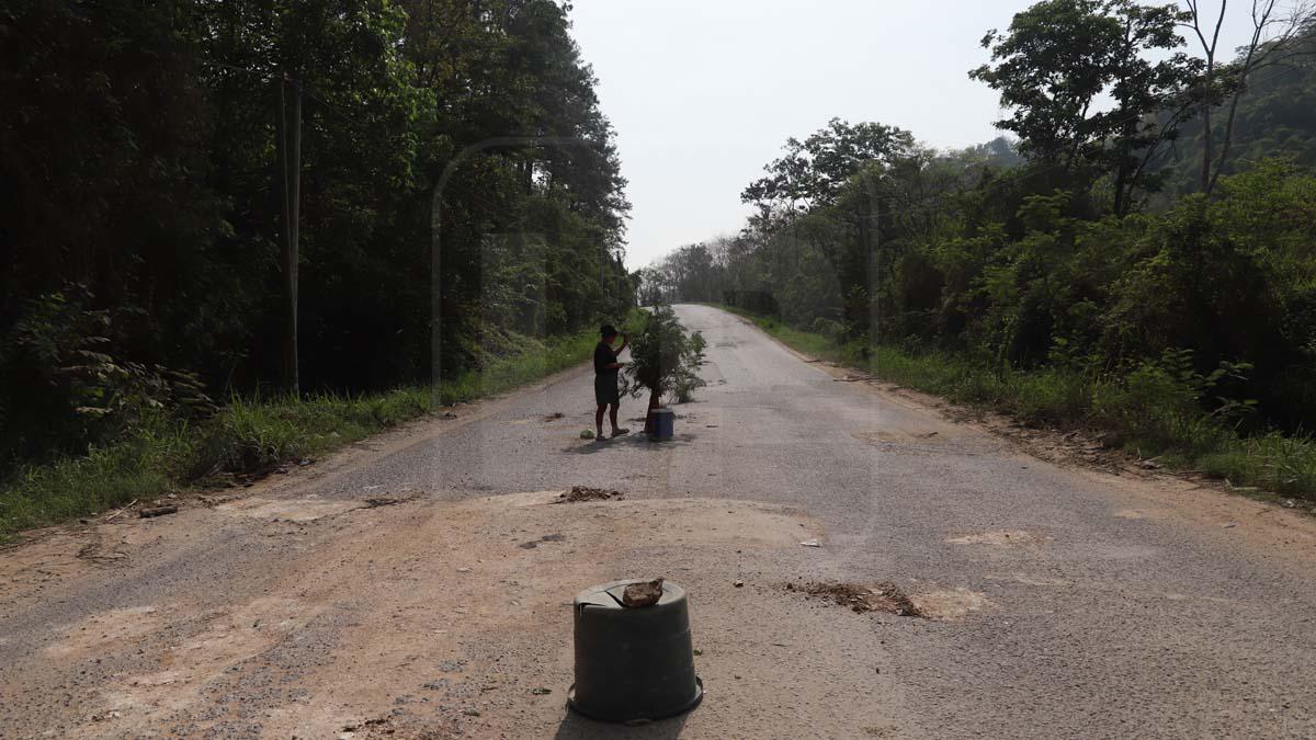 Hay dos tramos que son vulnerables a las fuertes lluvias: en un pequeño puente a la entrada del municipio y el otro un tramo de unos 100 metros donde el río Copán arrancó una de las trochas.