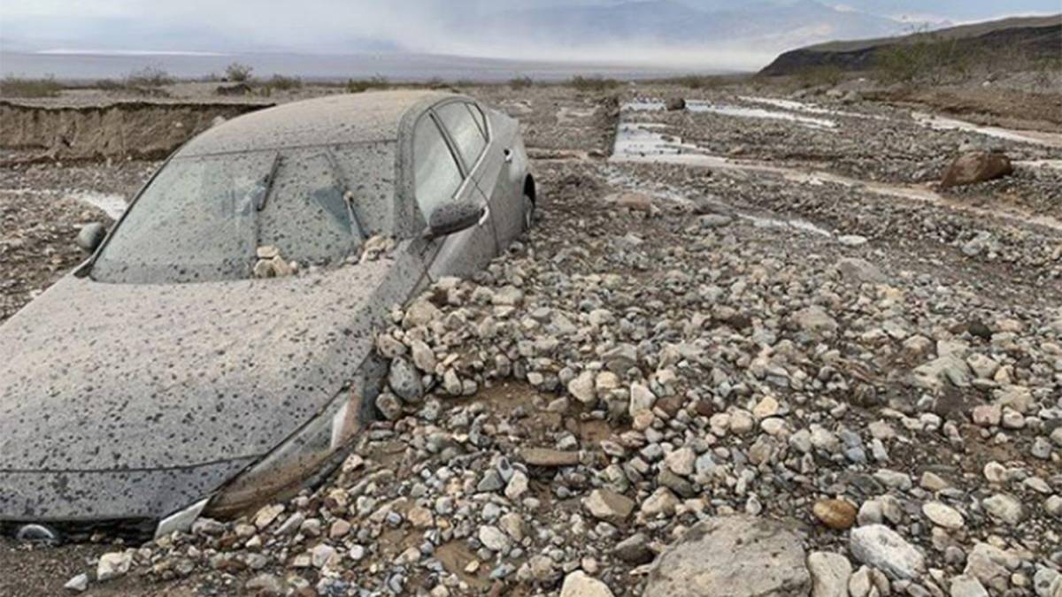 Las autoridades cerraron las carreteras de acceso al Valle de la Muerte tras evacuar a los turistas y personal del parque nacional.