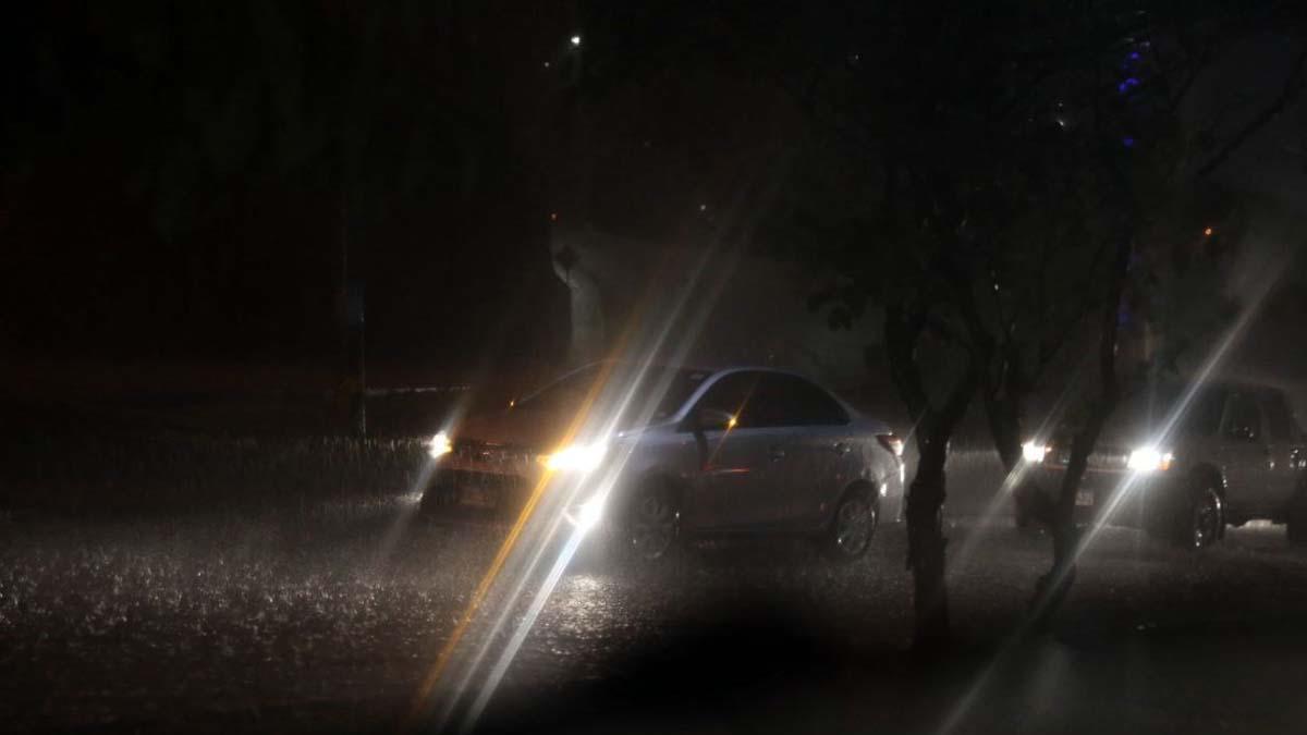 ¡Carros atrapados! Una hora de lluvia inunda las calles de Tegucigalpa