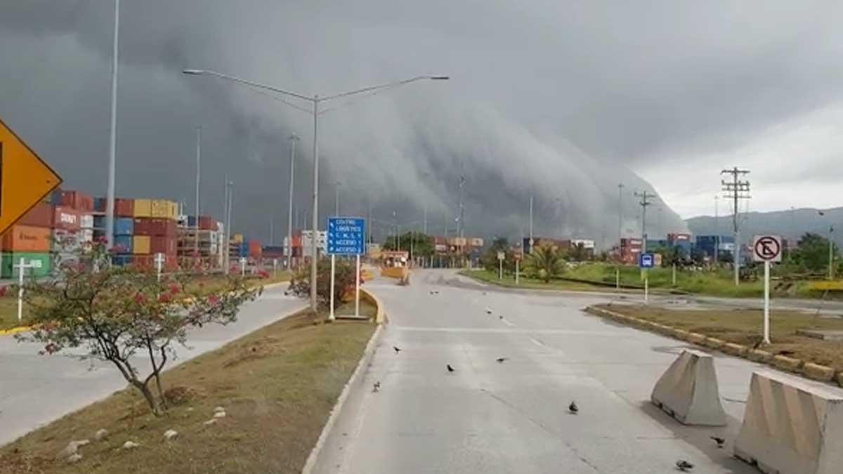 La mañana de este domingo amaneció completamente despejado sobre el cielo de Puerto Cortés y se empezaron a juntar unas extrañas nubes. 