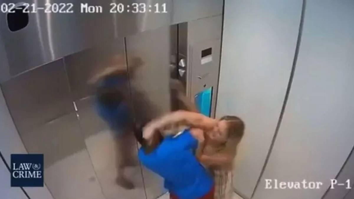 La Fiscalía presentó imágenes que muestran a la modelo golpear agresivamente a su pareja en un elevador.