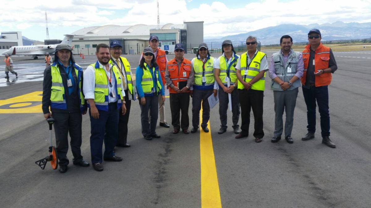 Allan Padilla (el segundo hombre de izquierda a derecha) con parte de su equipo de trabajo.