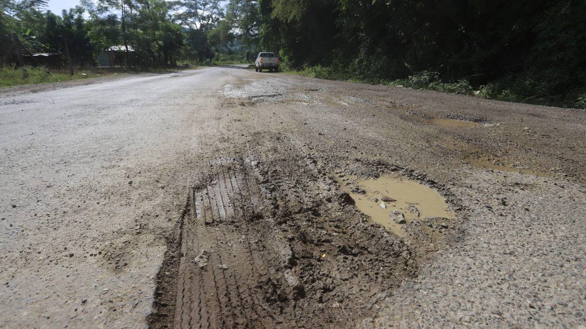 En ruinas la carretera RN-20 de Santa Bárbara: tiene más de 850 baches