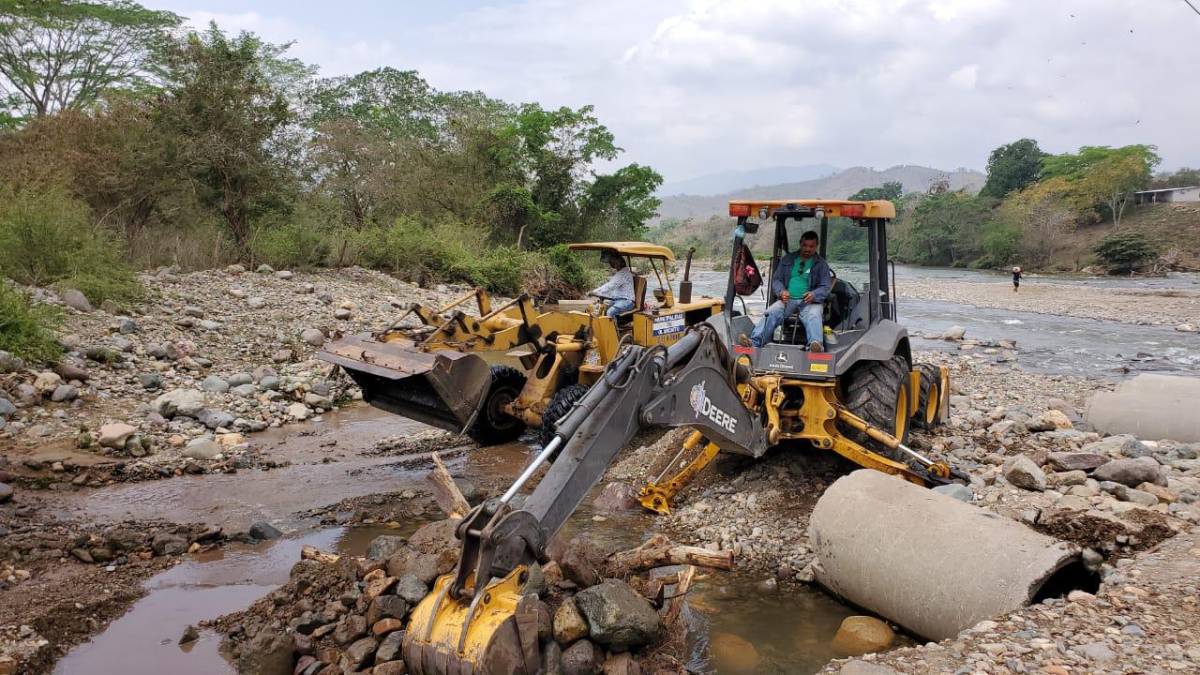 Una vaguada causó crecidas de ríos y cortó pasos en poblados de La Ceiba, Olanchito y Balfate.
