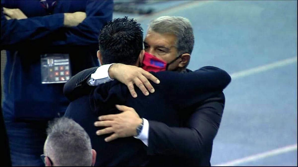 Joan Laporta al final del partido buscó a Xavi Hernández para darle este abrazo, mostrándole su confianza.