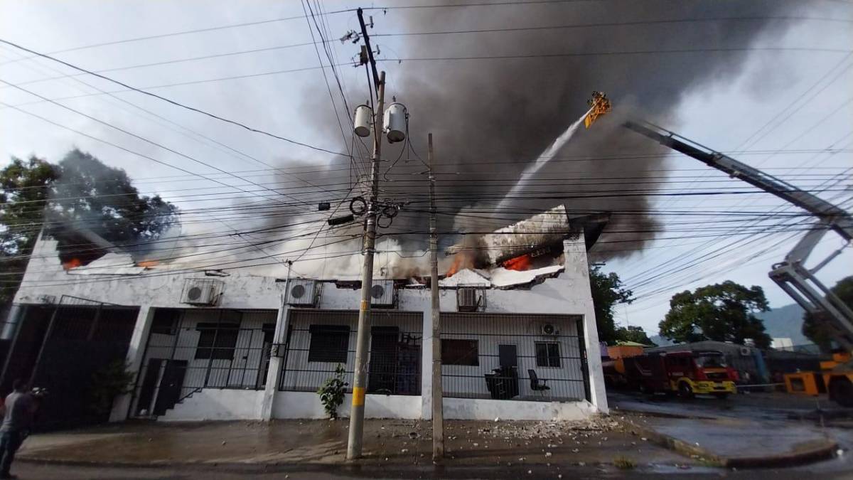 Las puertas estaban cerradas y eso retrasó el ingreso de los apaga fuegos.