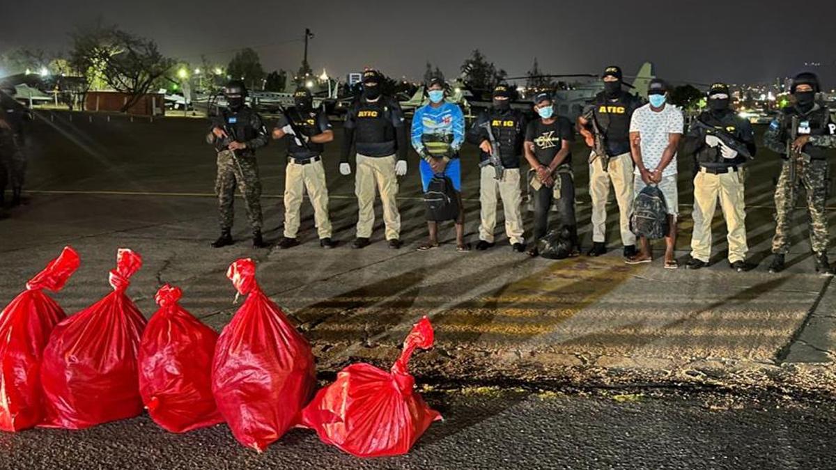 Honduras decomisa lancha con droga y detiene a dos hondureños y un colombiano