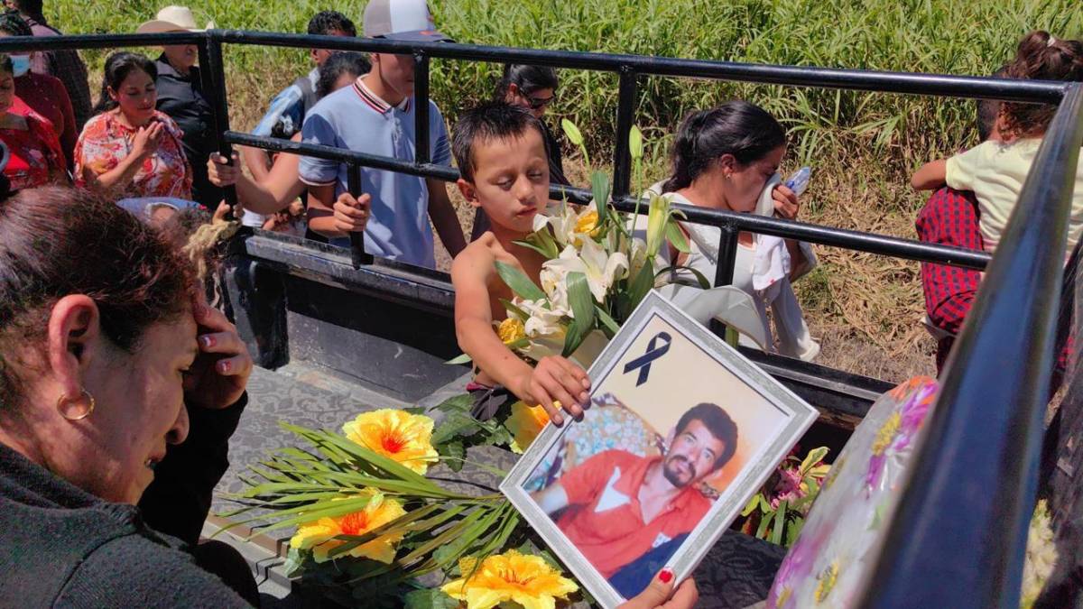 El pequeño sobrino de don Sevelio Esquibel Tábora dio un último adiós a su tío, quien siempre lo trató como a un hijo.
