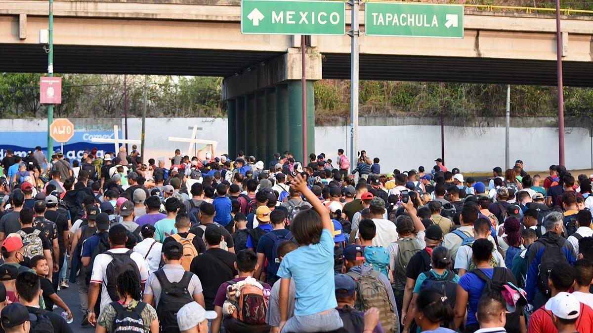 Centenares de migrantes que llevan meses atrapados en la fronteriza ciudad de Tapachula.