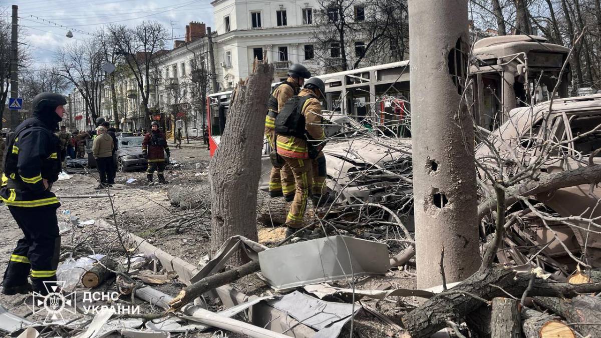 Zelenski muestra las imágenes del devastador ataque ruso en Ucrania