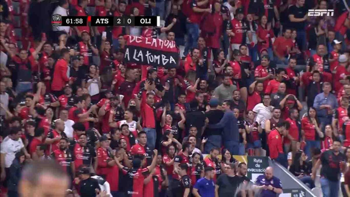 Locura en la afición del Atlas tras el segundo gol.