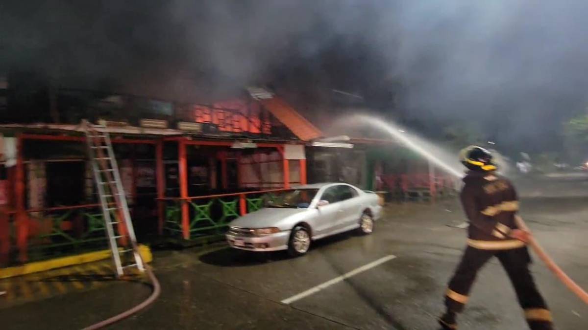 La parte alta del restaurante quedó prácticamente quemada.