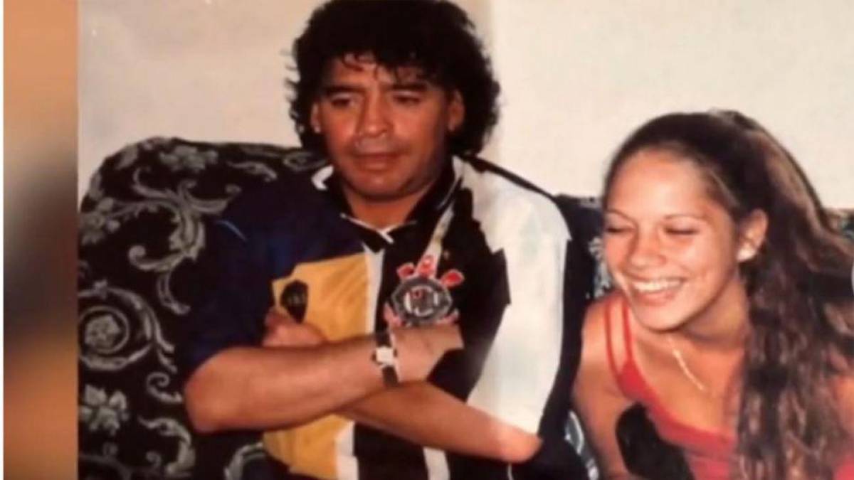 Mavys confesó lo que ocurrió el día que por primera vez conoció a Maradona: “Me habían dicho que él estaba muy deprimido por una novia que había dejado en ese entonces y que necesitaban que saliera a comer o algo para que no pensara tanto en eso”.