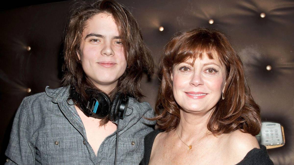 Susan Sarandon fue diagnosticada con endometriosis, un trastorno que puede provocar infertilidad. A pesar de eso, tuvo a su tercer hijo, Miles Robbins, a los 45 años. El joven nació en 1992. 