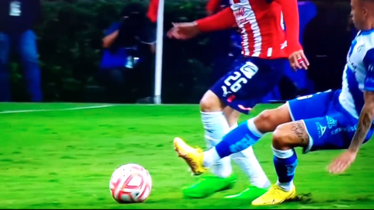 A los seis minutos del partido, Gustavo buscaba recuperar un balón con una barrida ante el ‘Chicote’ Calderón, sin embargo, en la acción, el pie izquierdo del sudamericano quedó ligeramente clavado en el pasto.