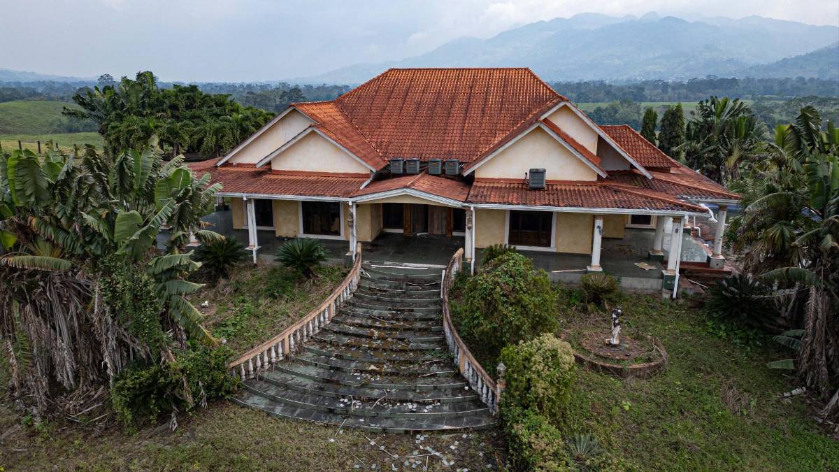 A pedazos se caen las casas y establos de Alexander Ardón