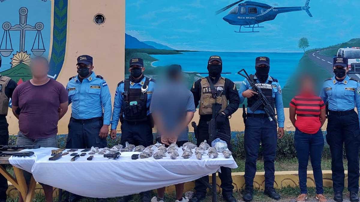 Capturan a tres supuestos miembros de la pandilla 18 en La Ceiba