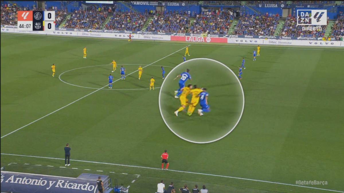 El codazo de Raphinha al jugador del Getafe.