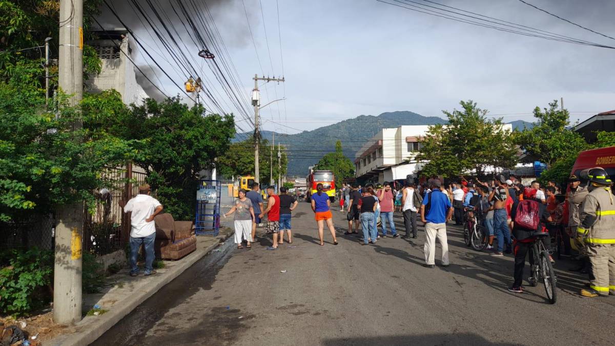 Imágenes del incendio en fábrica de zapatos en San Pedro Sula