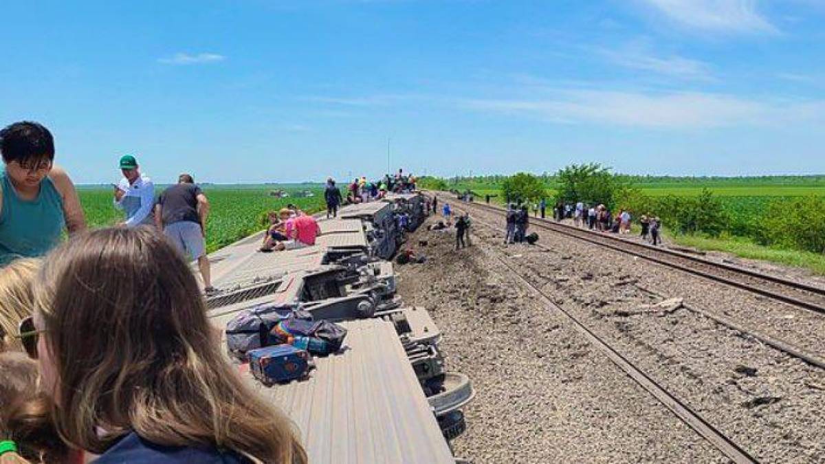 Varios vagones de un tren Amtrak que viajaba de Los Ángeles (California) a Chicago (Illinois) se descarillaron este lunes tras chocar contra un camión en un cruce ferroviario de Mendon, Missouri, dejando un saldo de al menos dos muertos y varios heridos, según medios locales.