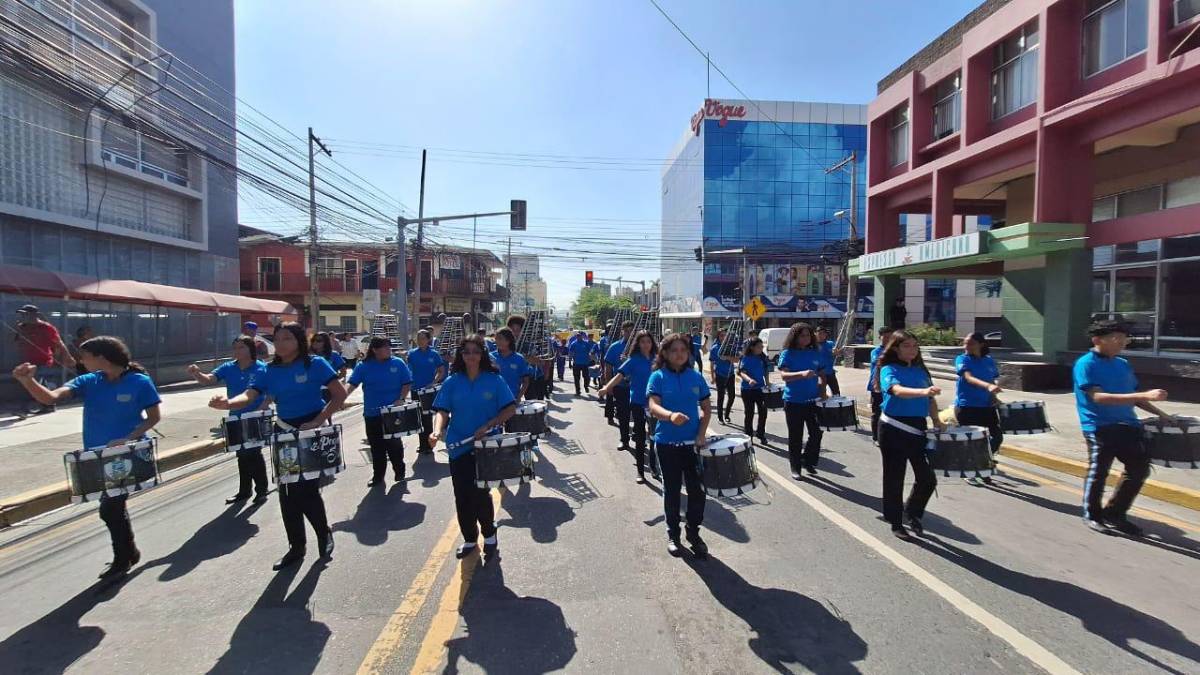 La Banda de Guerra del Instituto José Trinidad Reyes deleitó con sus toques durante la caminata contra la Trata de Personas.