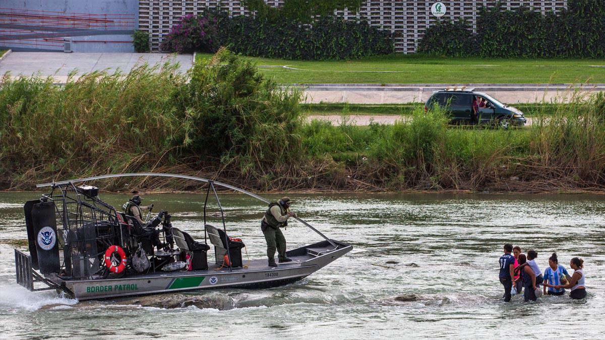 Rescatan a una hondureña y dos menores que no podían avanzar por la corriente en el río Bravo