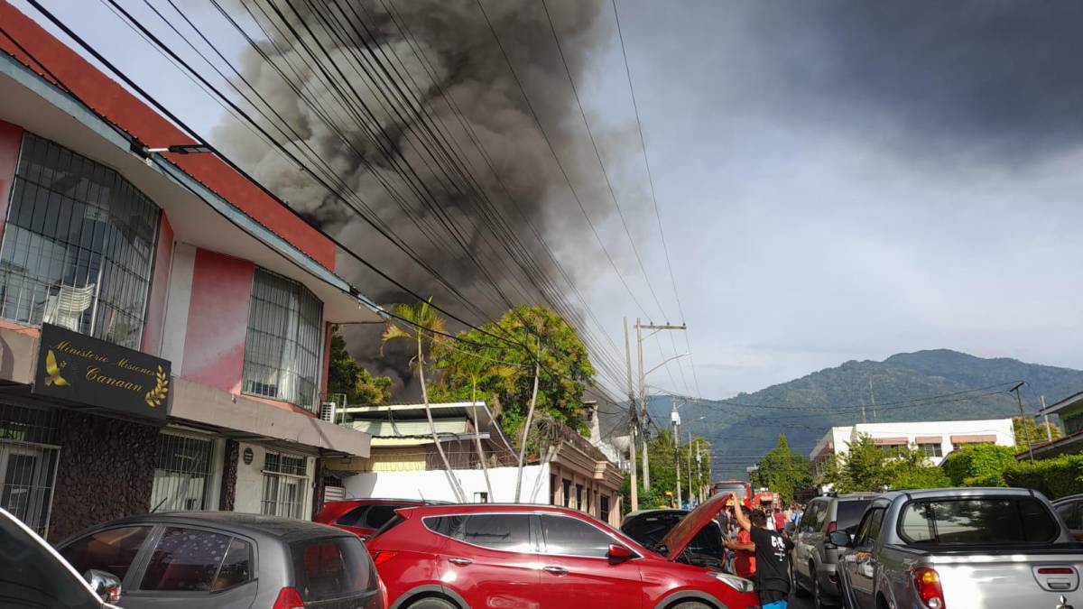 Imágenes del incendio en fábrica de zapatos en San Pedro Sula