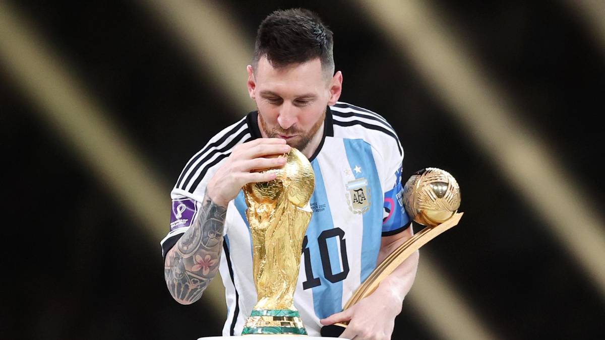 Lionel Messi - El argentino aparece en este equipo tras ser nombrado por la IFFHS como mejor jugador del año gracias, en gran parte, a su espectacular Mundial de Qatar 2022.