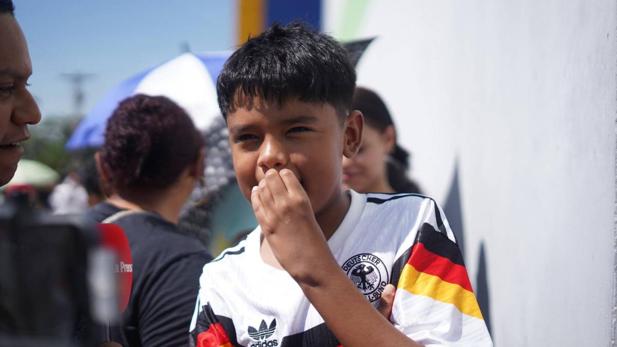 Sampedranos hacen largas filas para boletos del juego de tiktokers Honduras vs El Salvador