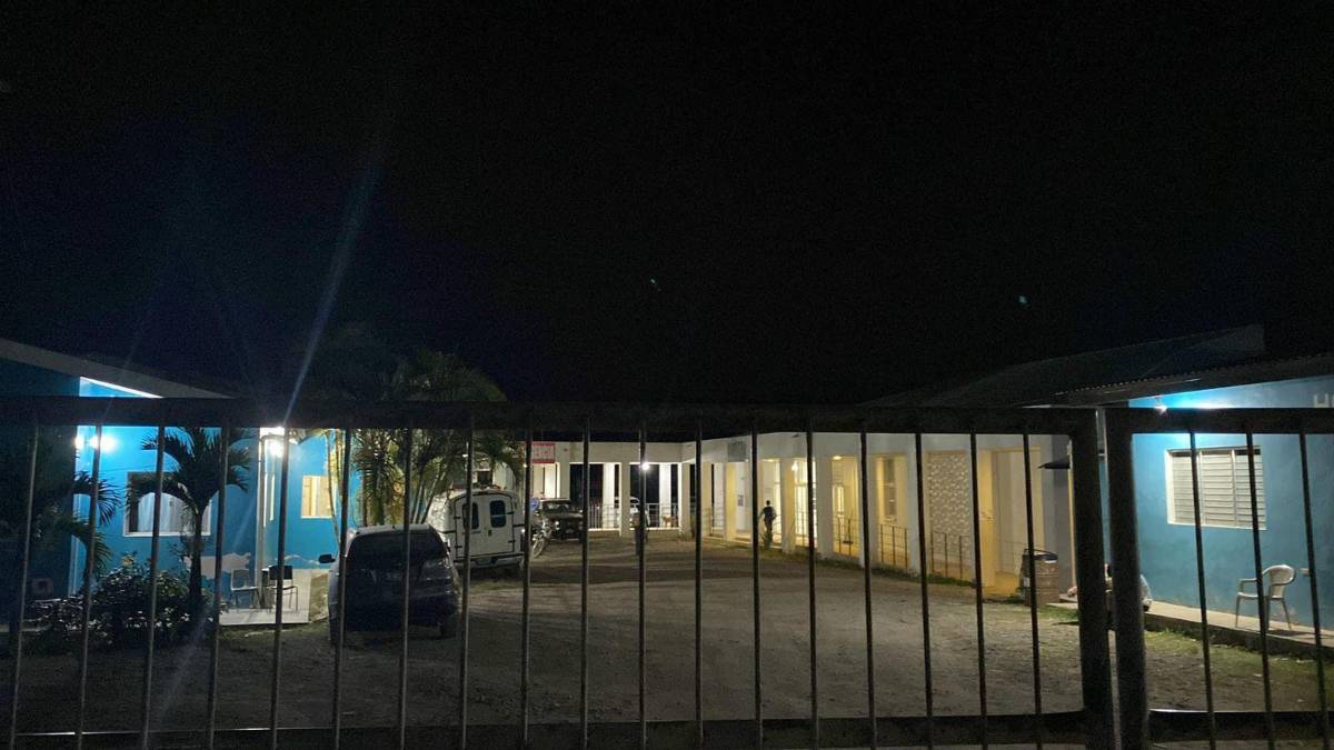Uno de los jovencitos resultó herido, pero en un hospital de la zona se reportó su fallecimiento.
