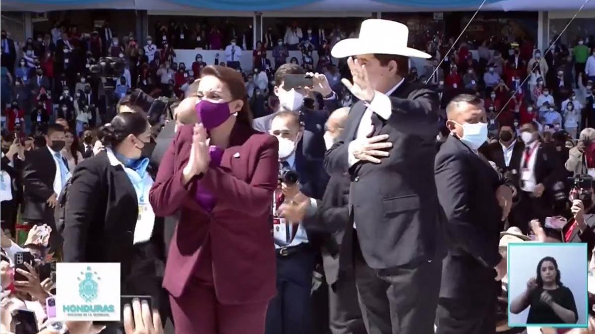 A la ceremonia asisten el rey de España, Felipe VI, la vicepresidenta de Estados Unidos, Kamala Harris, y el presidente de Costa Rica, Carlos Alvarado.