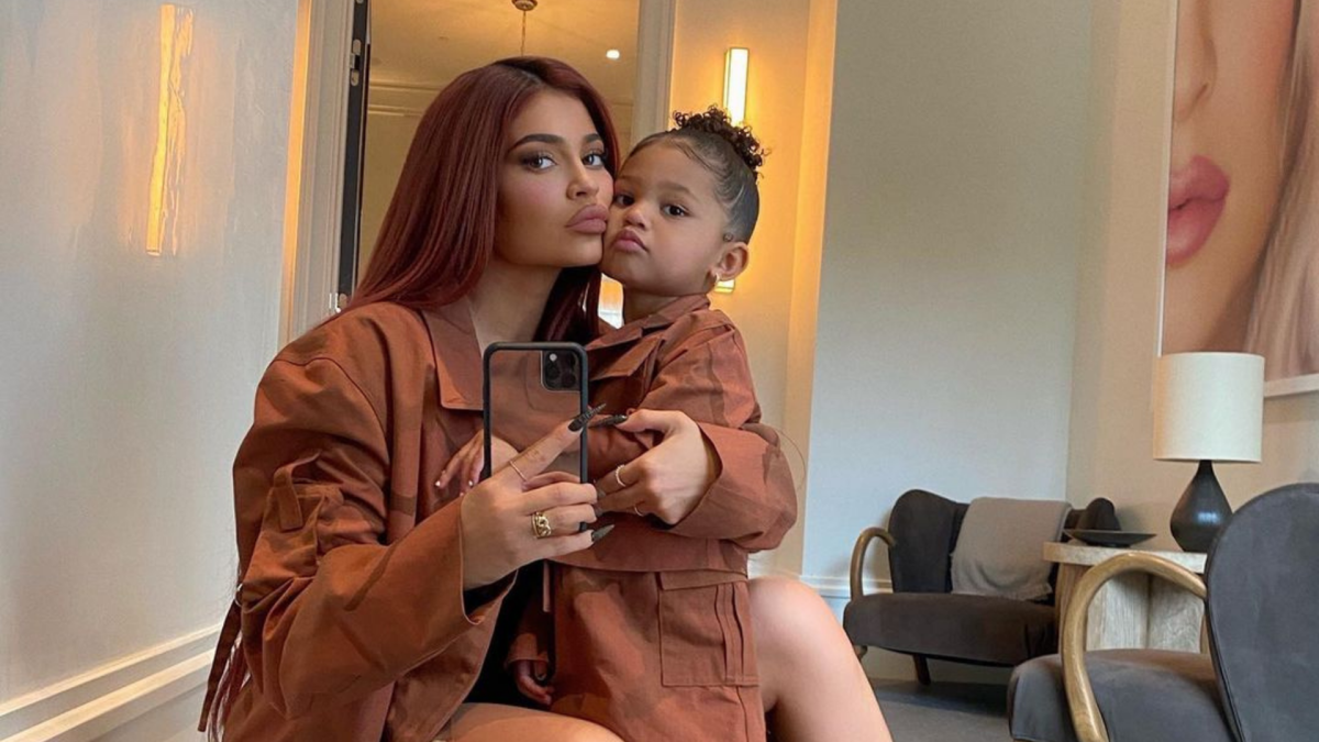 Kylie Jenner muestra el rostro de su hijo por primera vez