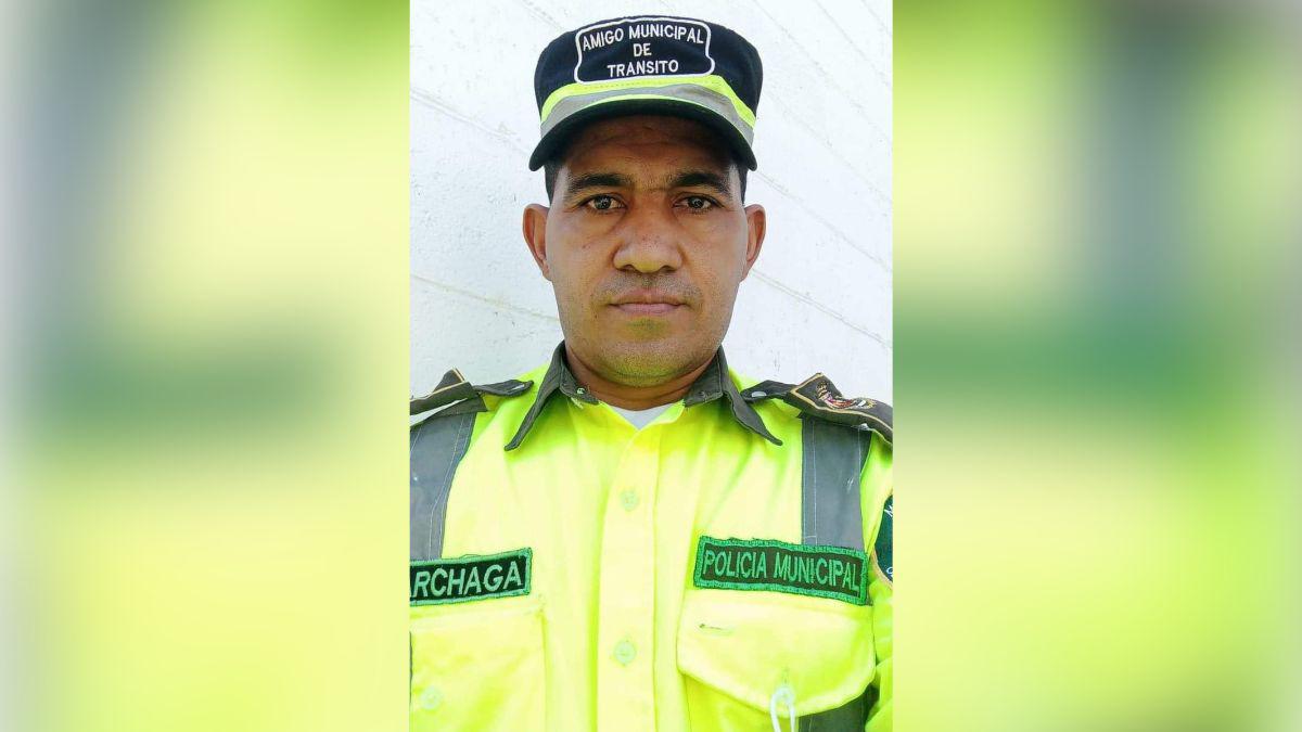 Policía Municipal muere electrocutado al intentar bajar mangos