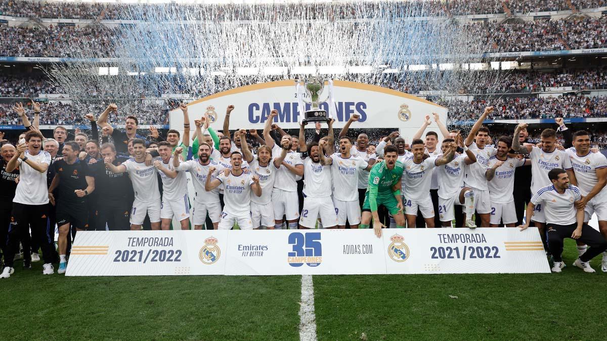 Gracias al triunfo 4-0 sobre Espanyol, Real Madrid se coronó campeón de la Liga de España el sábado anterior y de inmediato llegaron las celebraciones. Y en medio de esos festejos, sobresalieron las esposas de los futbolistas de los blancos. Una chica se robó las miradas por encima del resto.