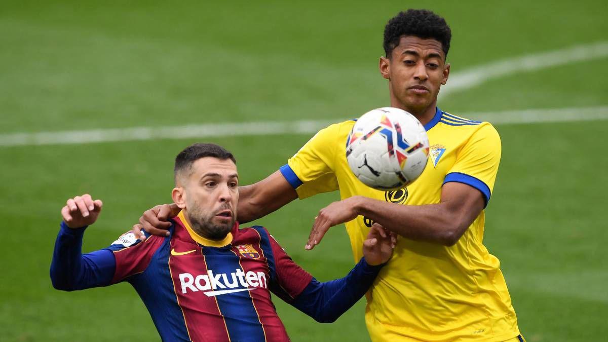 El delantero hondureño disputando un balón con Jordi Alba en un Barcelona-Cádiz.